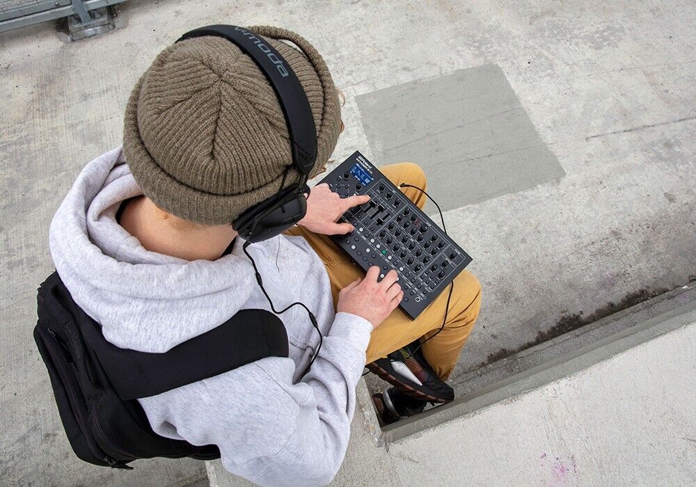 Roland SH-4D Desktop Synthesizer 11 oscillator Models Pre