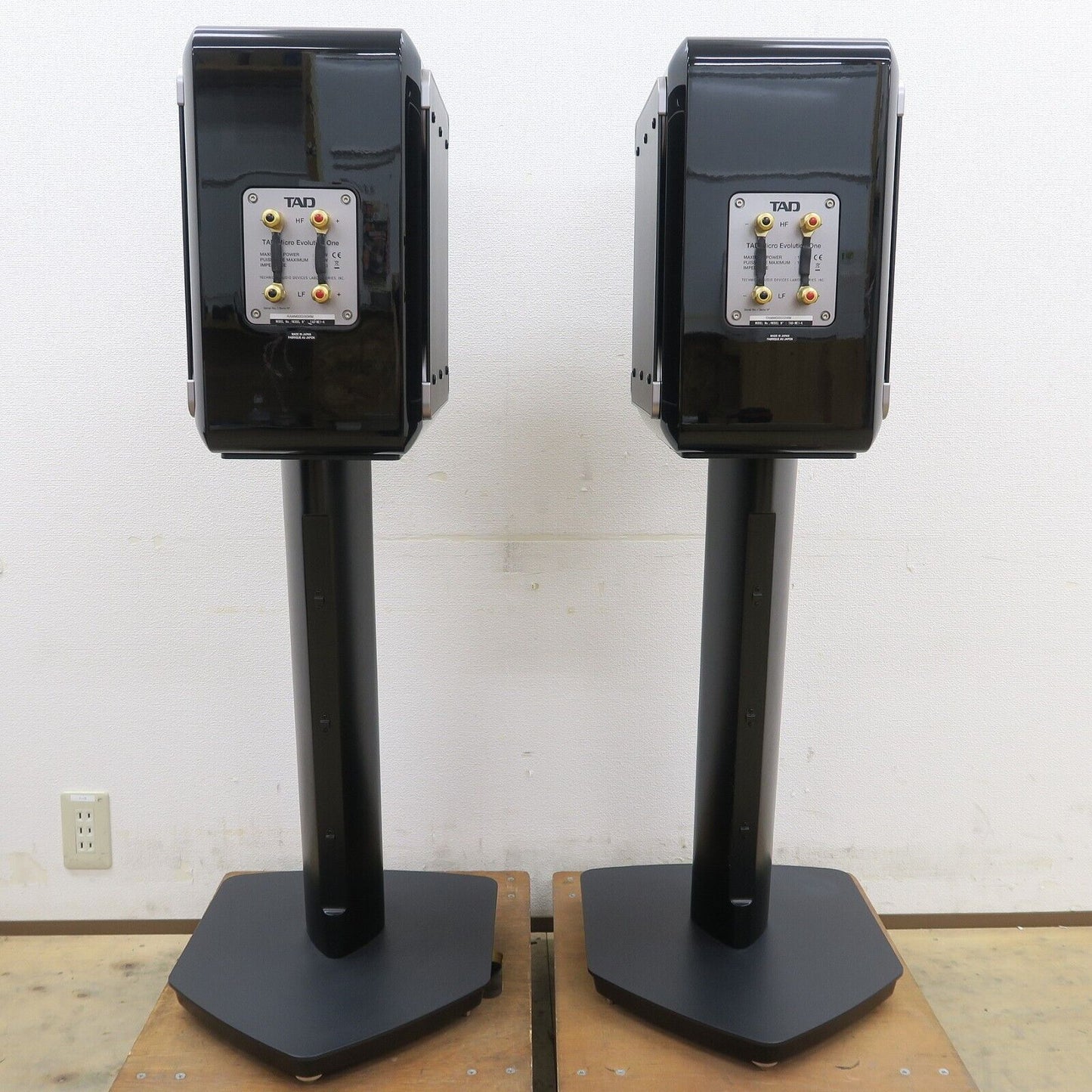 TAD TAD-ME1-K Black 3Way Bookshelf Speaker pair with genuine Stand ST3-K