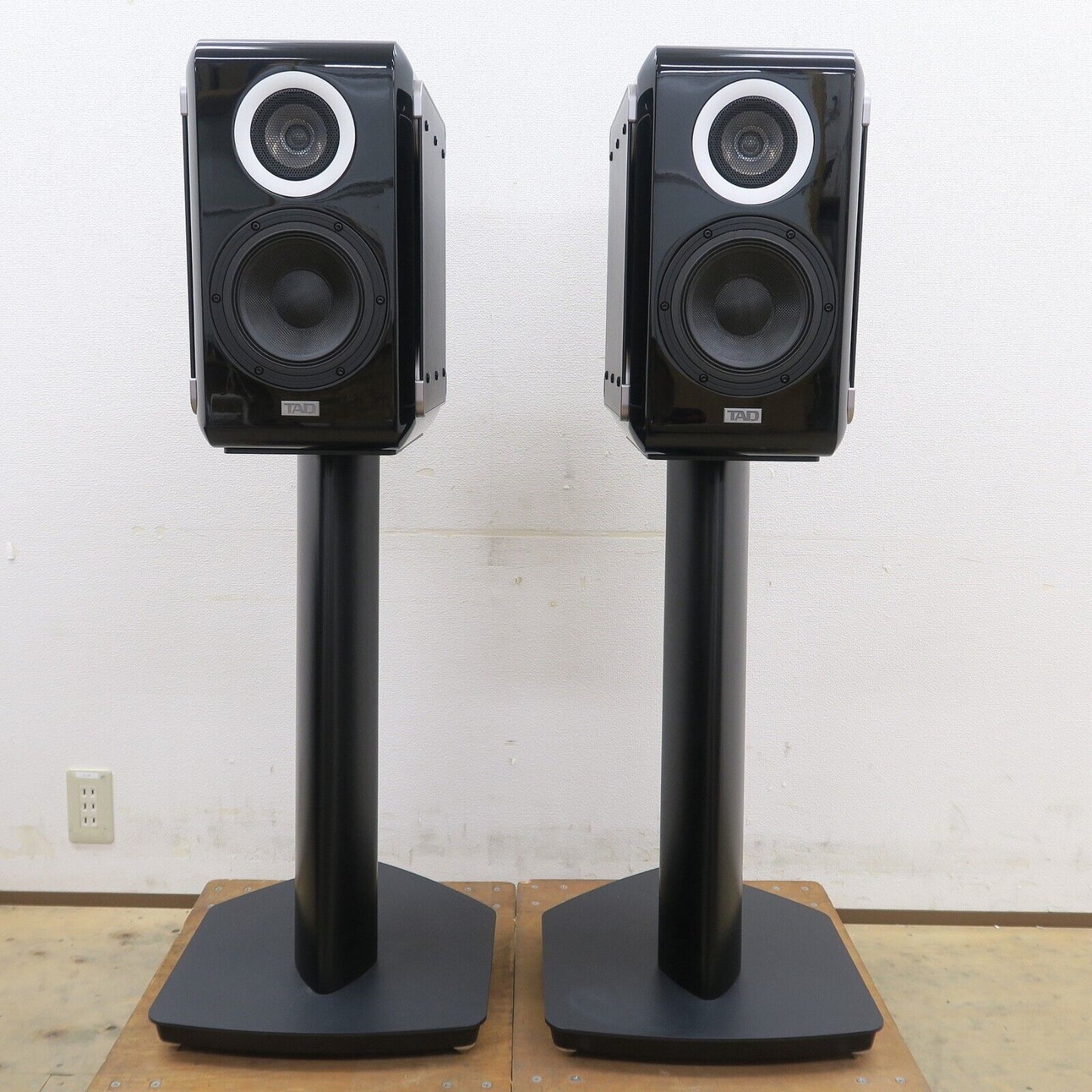 TAD TAD-ME1-K Black 3Way Bookshelf Speaker pair with genuine Stand ST3-K